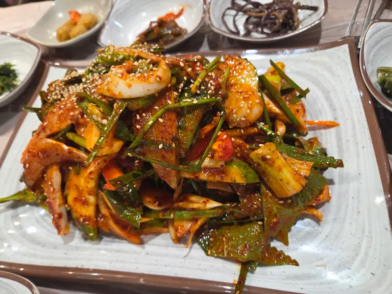 매콤달콤한 양념에 버무려진 요리