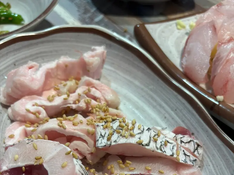 참깨가 뿌려진 신선한 회