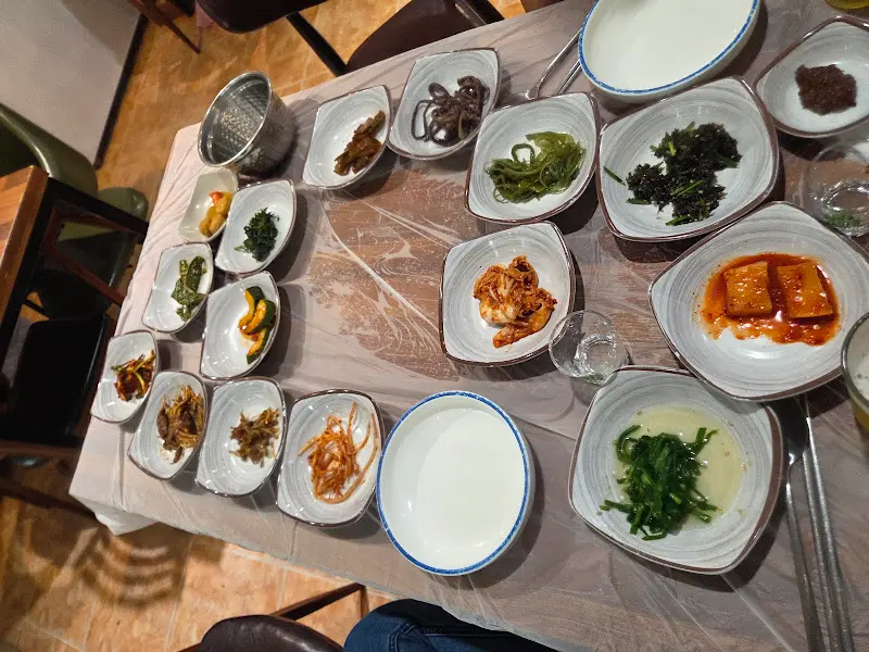 푸짐하게 차려진 밑반찬