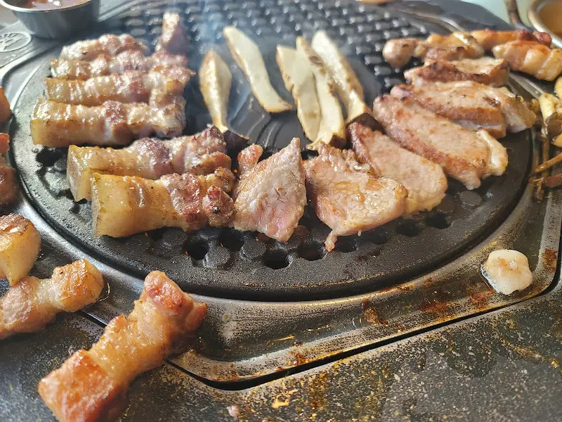 불판 위에서 맛있게 구워지는 고기