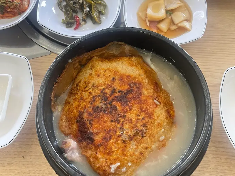 누룽지로 덮여진 삼계탕의 모습
