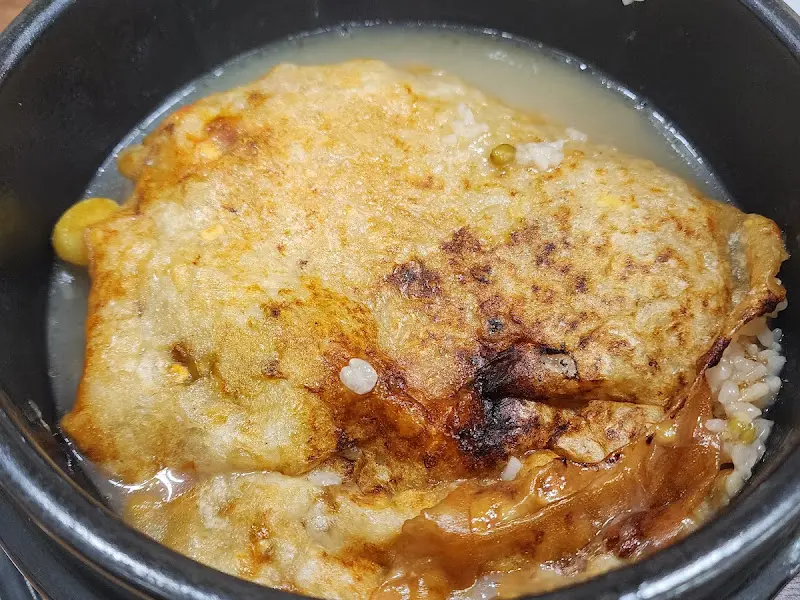 누룽지 삼계탕의 클로즈업 사진