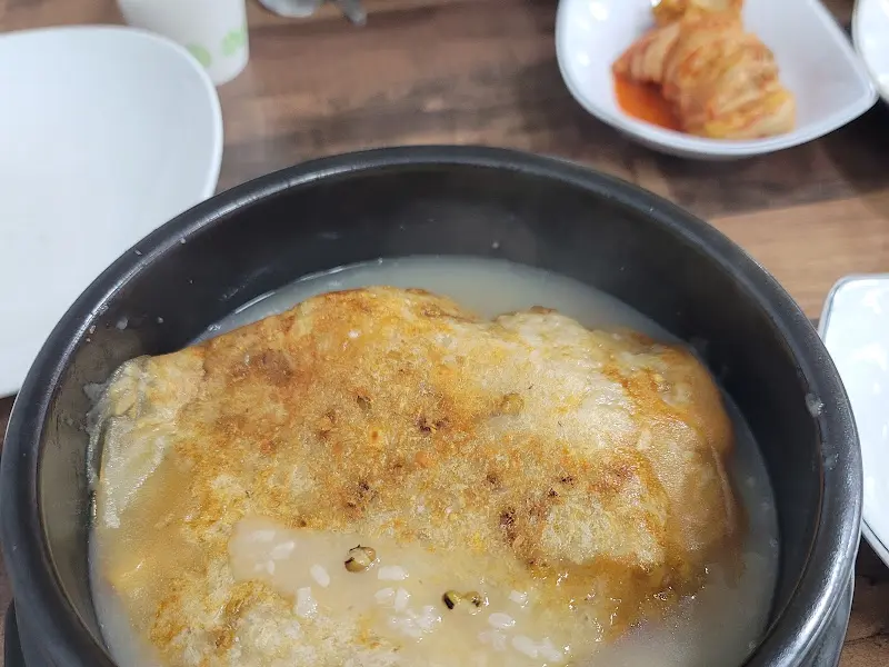 따뜻한 국물이 일품인 누룽지 삼계탕