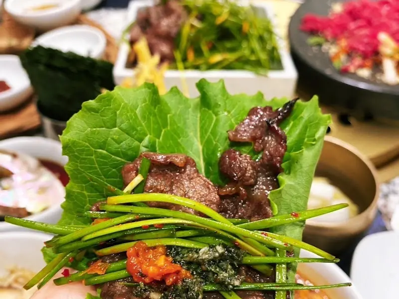 쌈 채소와 구운 고기