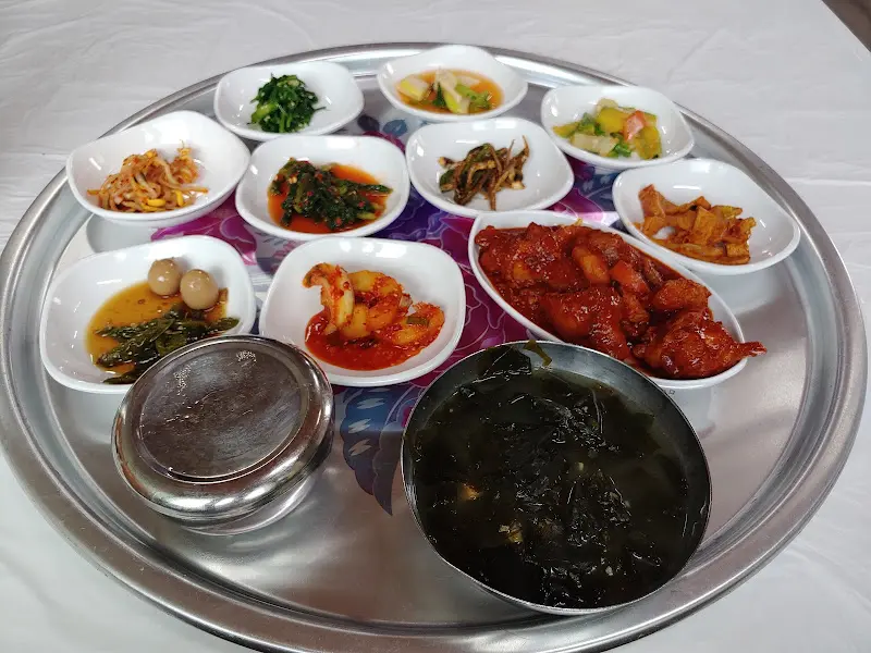 다채로운 반찬으로 가득한 백반 한 상