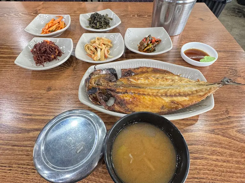 고등어구이와 밑반찬