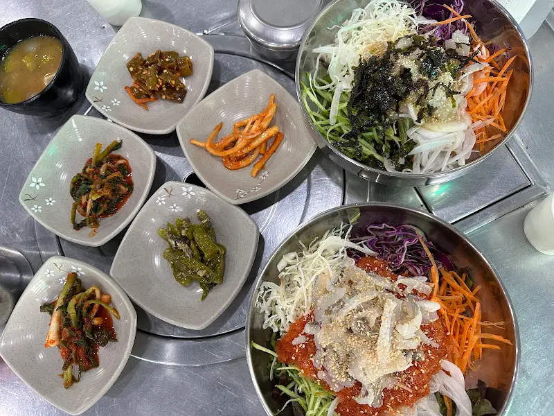 회덮밥과 밑반찬 한 상 차림