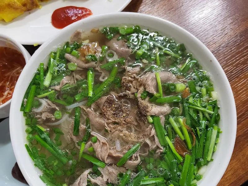 고수가 듬뿍 올려진 쌀국수