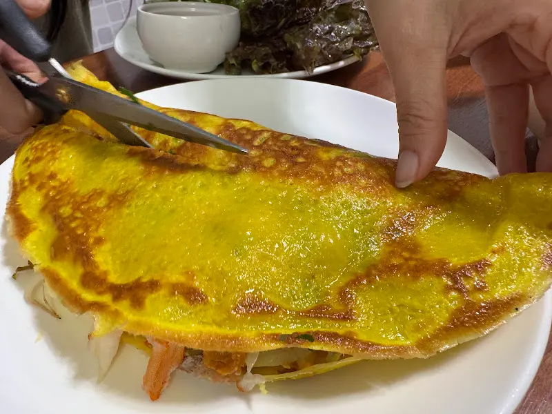 반쎄오 자르는 모습