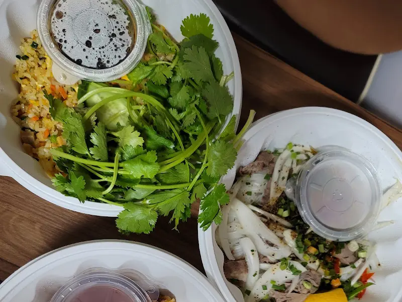 포장된 쌀국수와 볶음밥