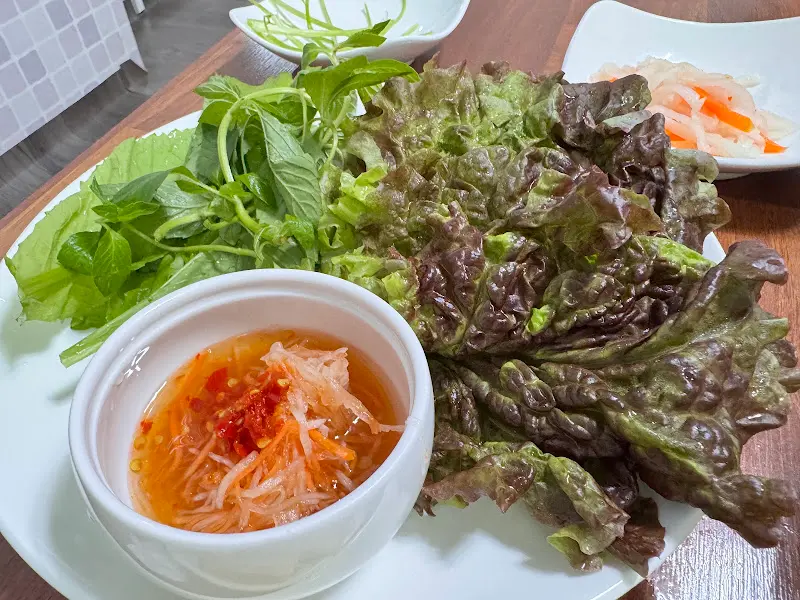 반쎄오와 함께 제공되는 채소