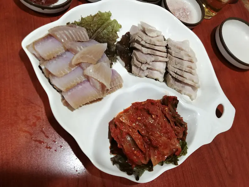 수육, 홍어, 김치의 삼박자