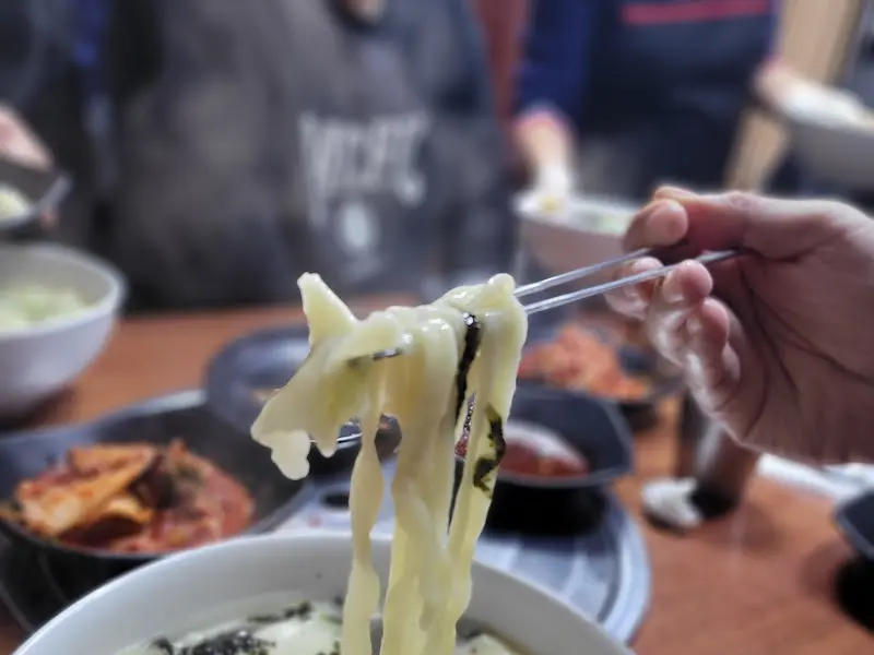 젓가락으로 집어 올린 칼국수 면