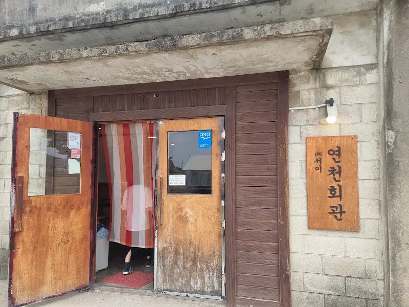 따스한 햇살이 들어오는 카페 내부