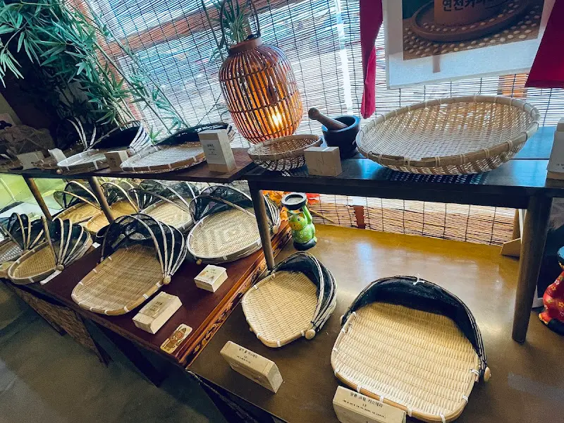 카페 내부의 아기자기한 소품들