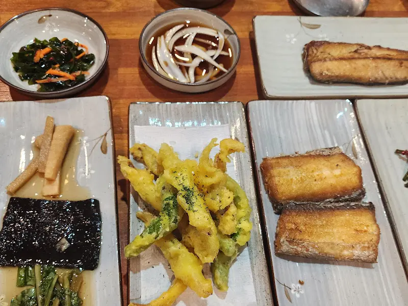 갈치구이와 다양한 밑반찬들