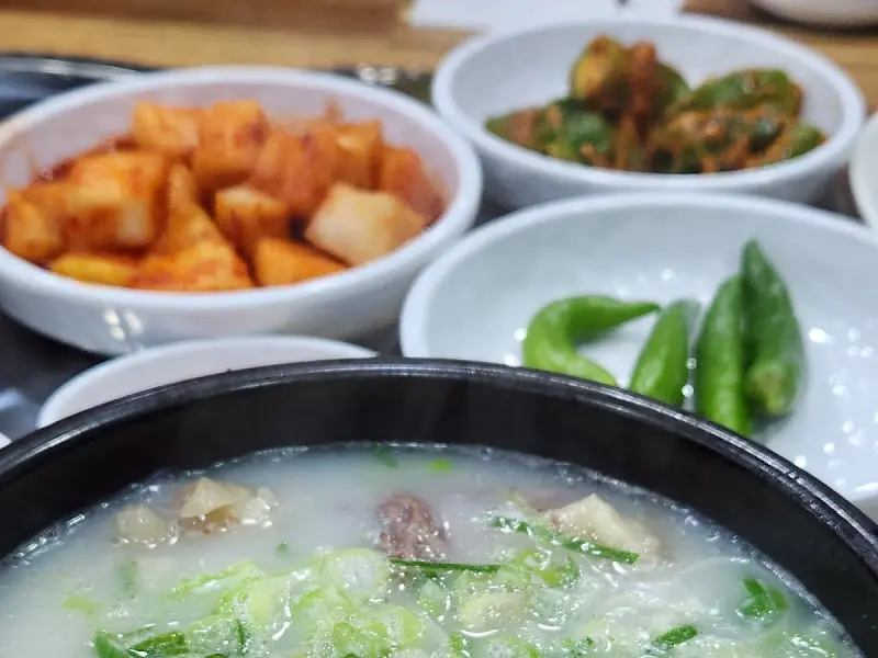 도가니탕과 정갈한 밑반찬