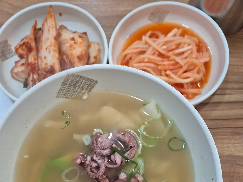 낙지 칼국수와 밑반찬