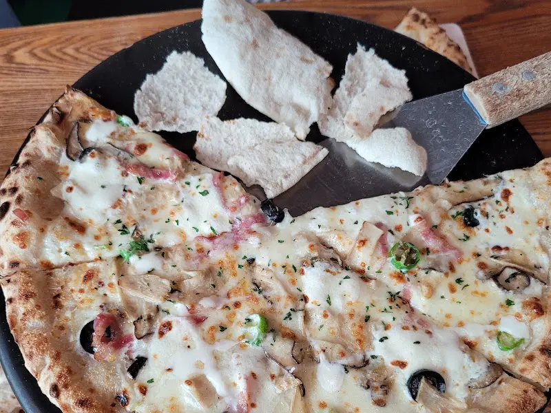 피자 한 조각 들어올리는 모습