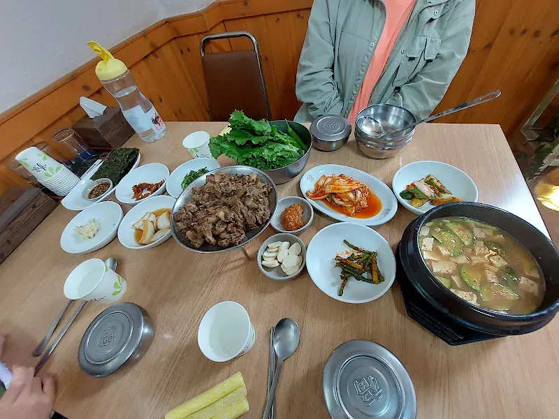 다양한 반찬들과 함께