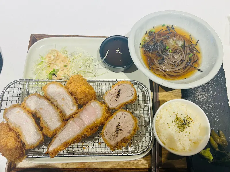 돈까스 정식 한상차림