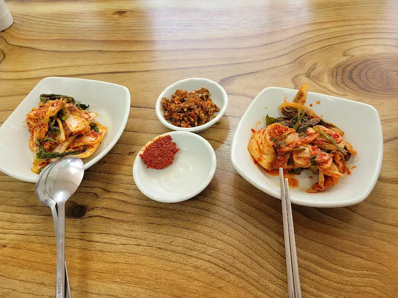 미감 손칼국수의 김치 삼총사