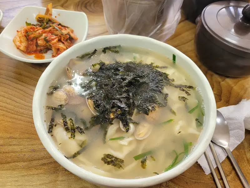 미감 손칼국수의 바지락 칼국수