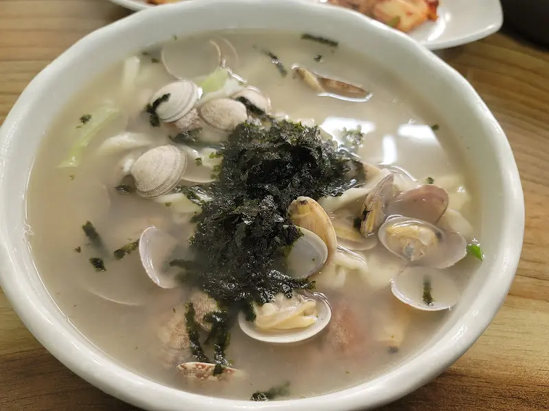 미감 손칼국수의 바지락 칼국수