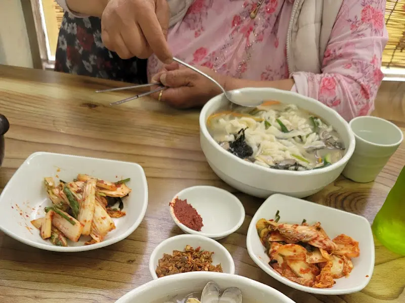 미감 손칼국수에서 식사하는 손님들