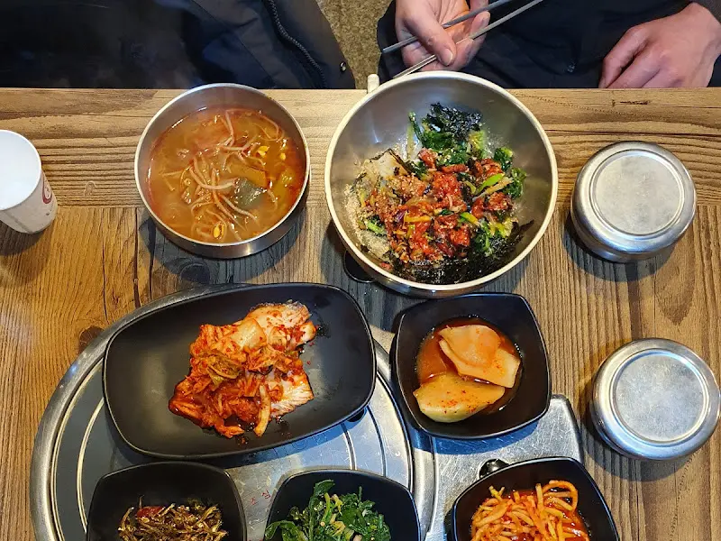 육회비빔밥과 밑반찬