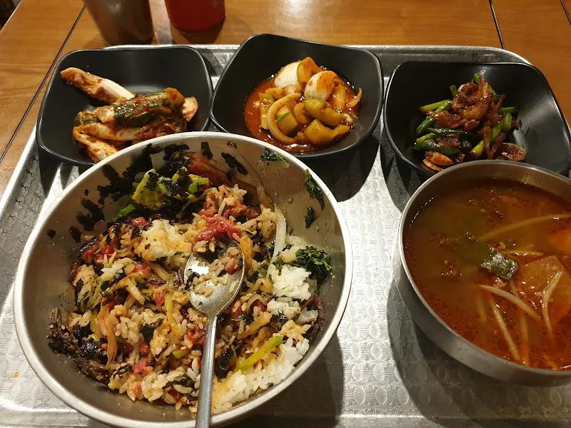 육회비빔밥과 밑반찬 전체샷