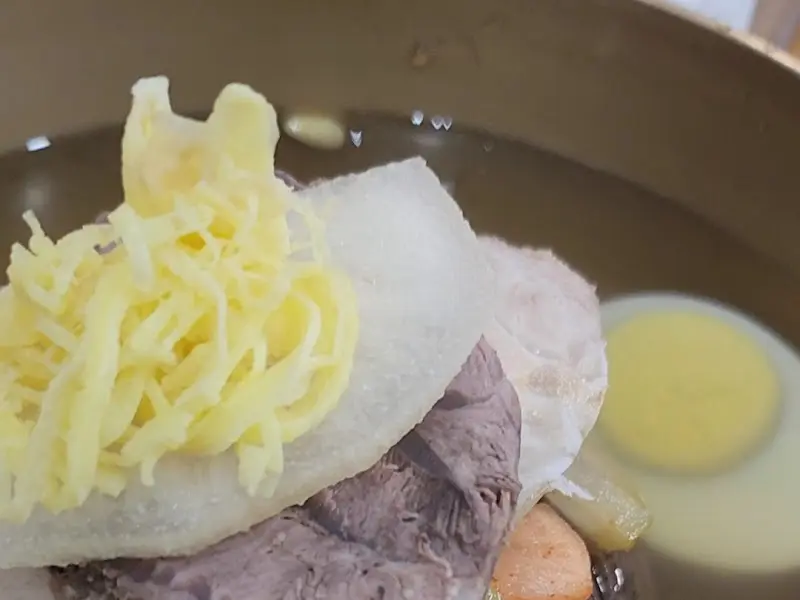 고기, 지단, 무 등 다채로운 고명이 올라간 평양냉면