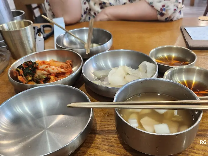 놋그릇에 정갈하게 담겨 나온 반찬들