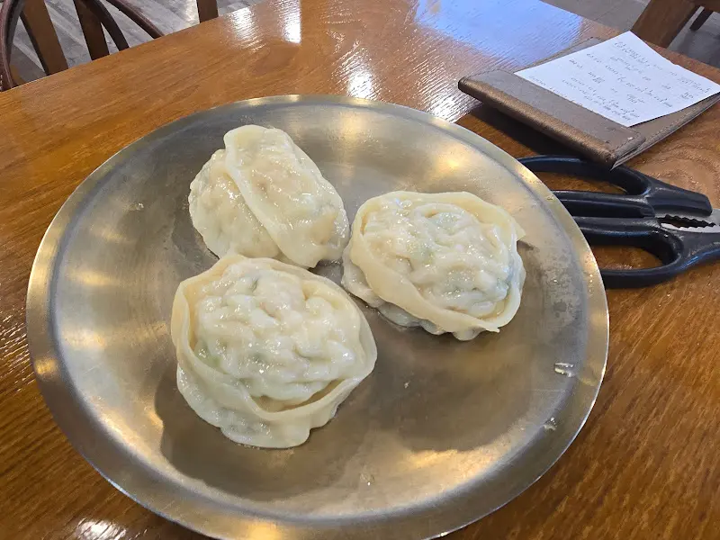 윤기가 좌르르 흐르는 촉촉한 만두