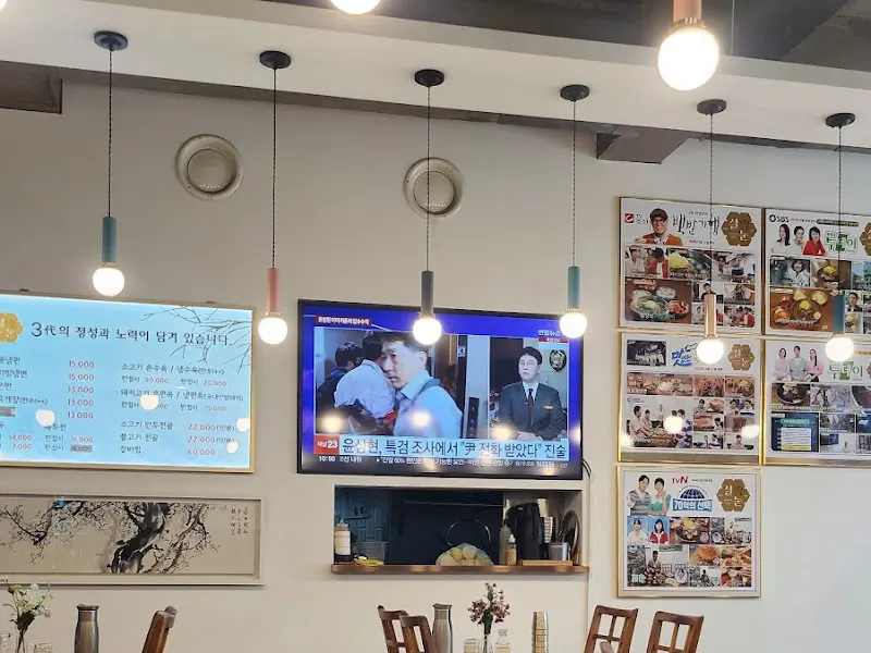 깔끔하고 편안한 분위기의 매장 내부