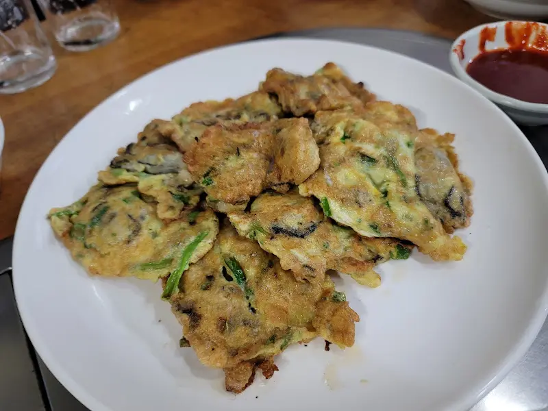 큼지막한 굴이 촘촘히 박힌 굴전