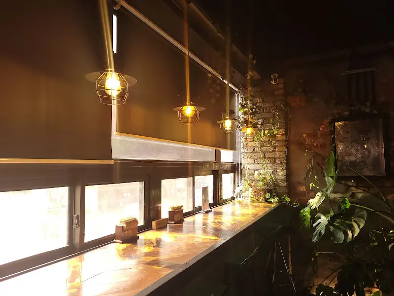 은은한 조명과 태국 느낌의 소품이 어우러진 방콕익스프레스 내부