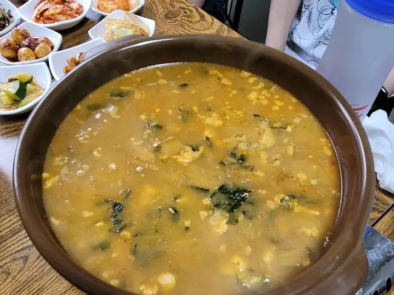 뚝배기에 담긴 뜨끈한 찌개