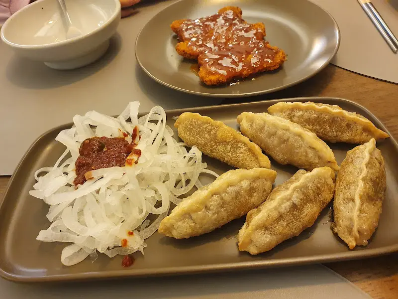 납작만두와 비빔쫄면의 콜라보