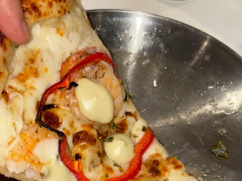 와사비 마요 쉬림프 피자의 클로즈업 샷