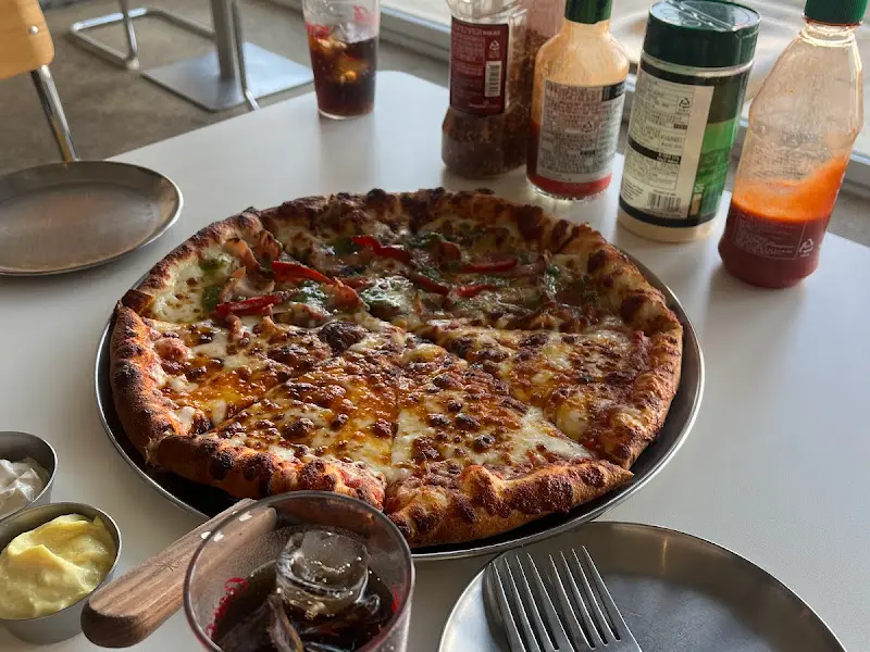 피자 한 조각과 맥주 한 잔의 완벽한 조화