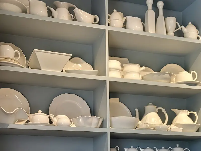 앤티크한 도자기 장식장