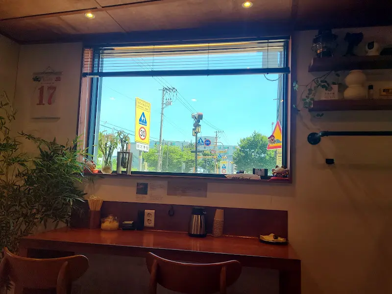 돼지골 라멘 내부 창가 좌석