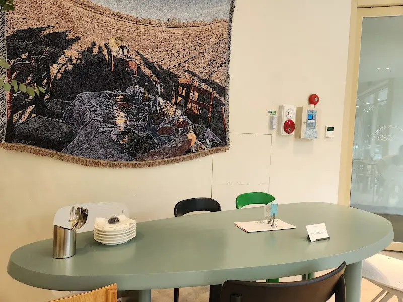 벽에 걸린 커다란 태피스트리