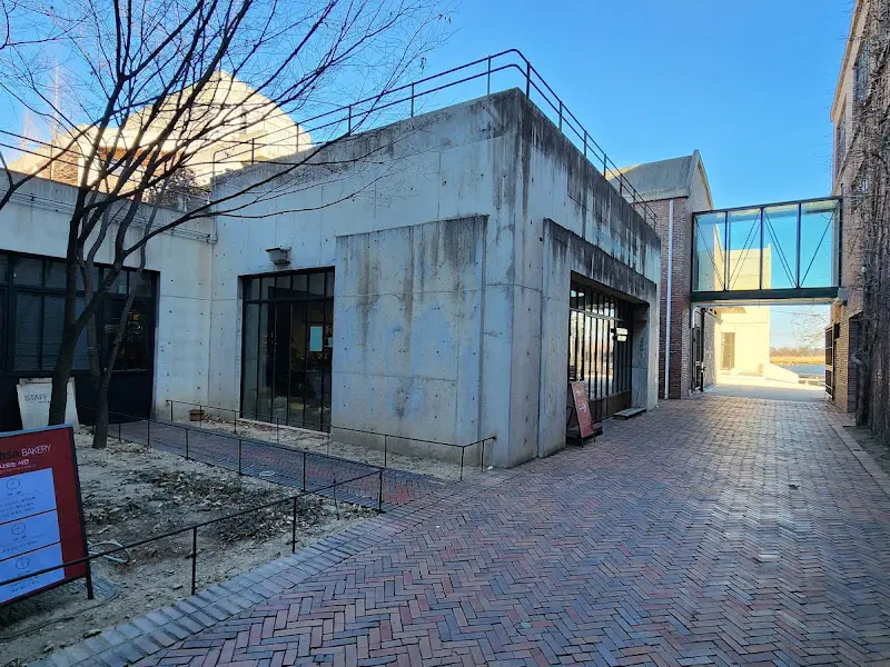 테라로사 커피공장 외부 통로