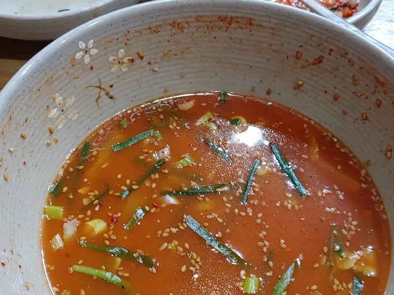 칼국수 국물 속 채소들