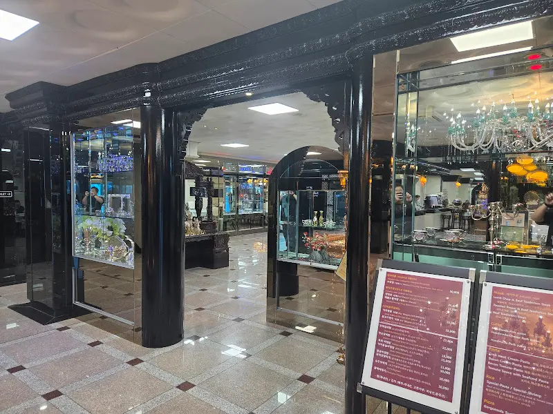 앤티크 가구와 장식품이 가득한 레스토랑 내부