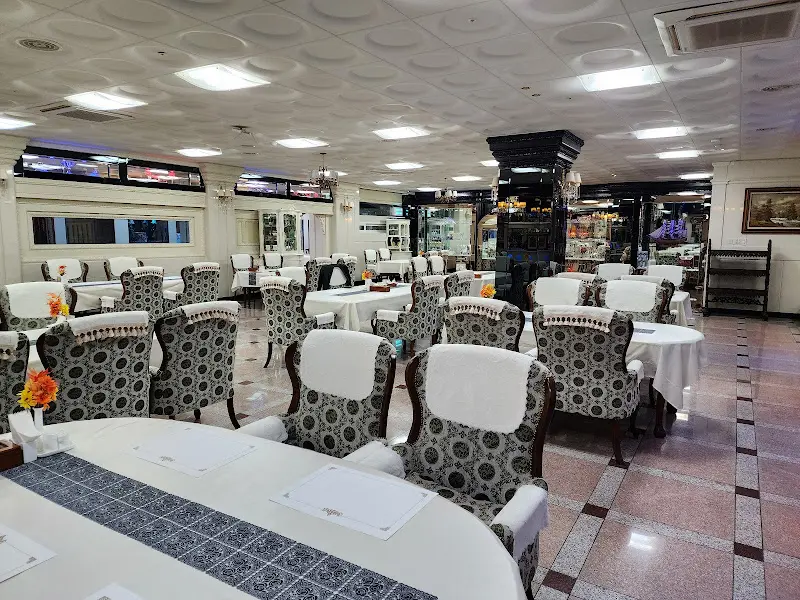 넓고 고급스러운 레스토랑 내부 전경