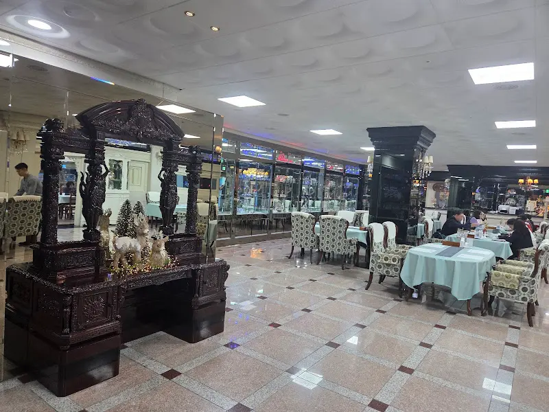 고풍스러운 장식과 테이블 세팅