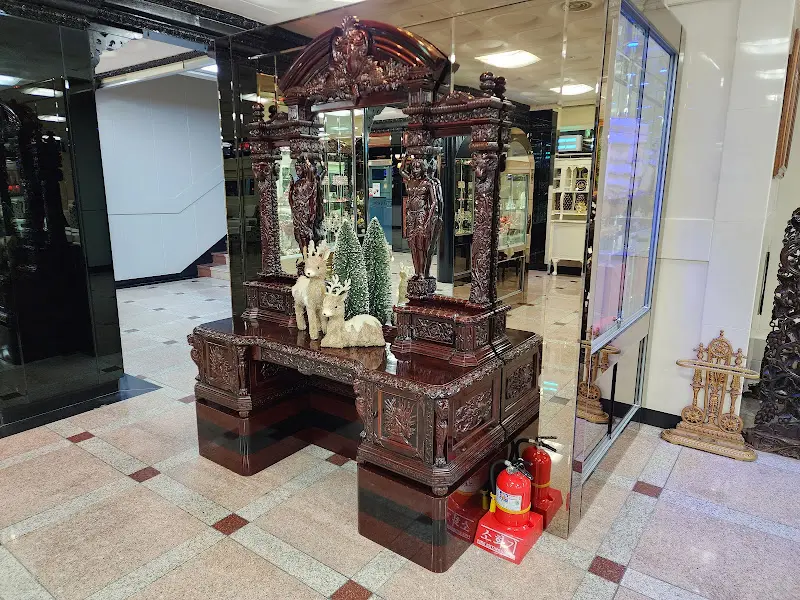 화려한 장식으로 꾸며진 레스토랑 내부